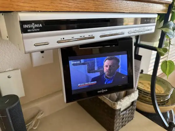 Insignia kitchen TV / DVD / FM