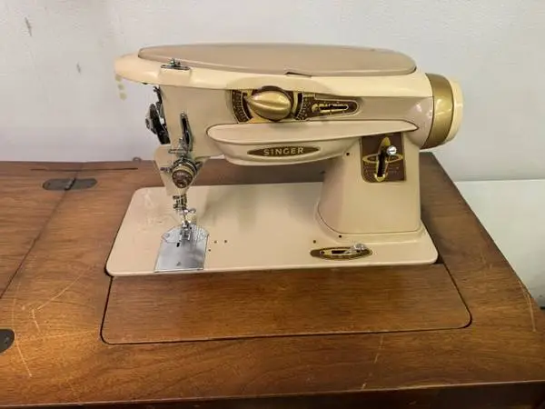 Vintage 1961 Singer Model 500A Rocketeer w/ Mid Century Style Cabinet
