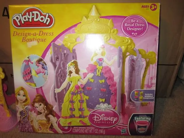 Playdoh Disney Design-a-Dress Boutique + Cariage Great Condition
