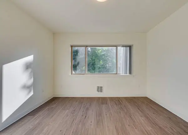 Courtyard, 2BD 2BA, Located in Issaquah