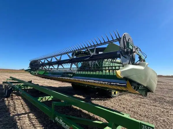 Field ready JD 635FD head for John Deere S-series combine with trailer