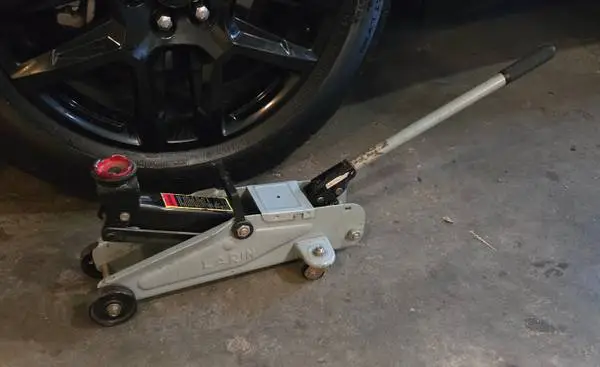 2 Ton Floor Jack - Larin