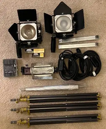 Lowel Lighting Kit (Omni + Tota Lights w/ Stands, Case) – Great Condit