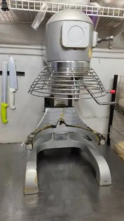 20 Qt Mixer with attachements