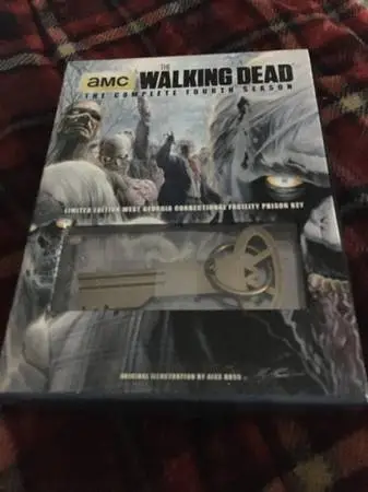 AMC walking dead dvd set with key 🔑