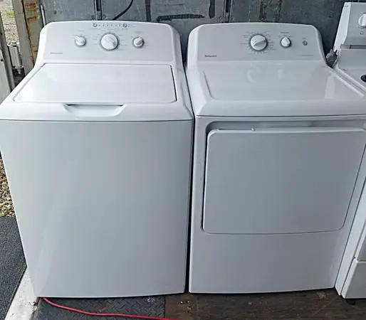 LIKE NEW HOTPOINT WASHER & GAS DRYER