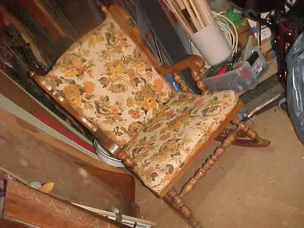 BEAUTIFUL OLD 70S SOLID MAPLE OR OAK ROCKING CHAIR IN EXC COND.