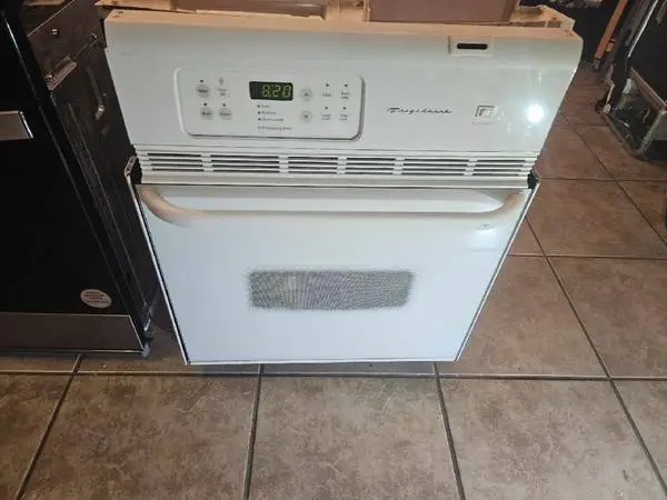 24 Frigidaire wall oven, white, rare narrow width, 2.9 cu ft
