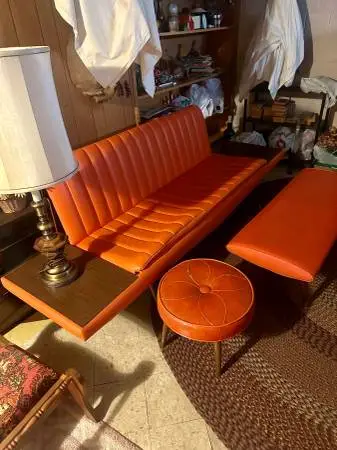 Chisholm estate sale! Neat as a pin🐻🍁🐿