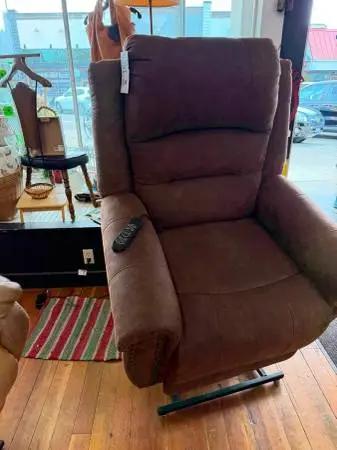 Recliners/Lift Chairs>New Estate Loads on 2 Floors