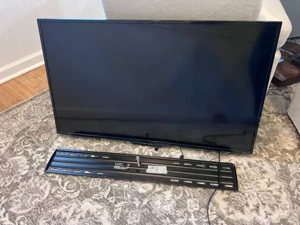 TV 39” Insignia wall mount or Stand TV / perfect for game room