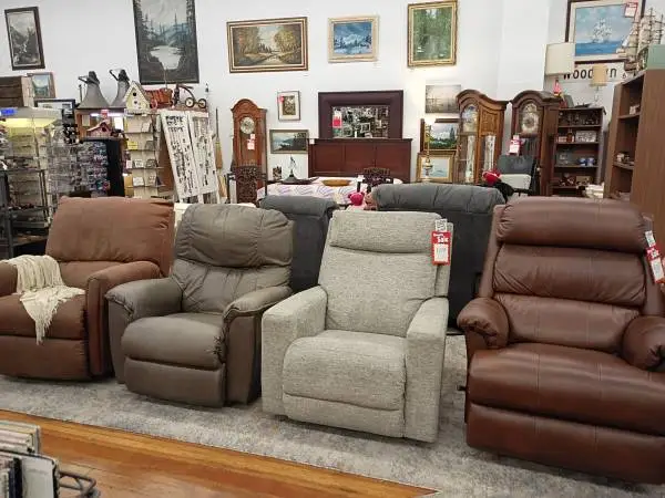 4 Recliners> 2 Leather & 3 Are Lazboys