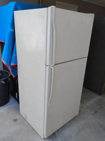 White Fridge/Freezer With Ice Maker-Very Clean Works Great May Deliver