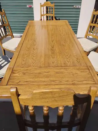 Oak Dining Room Table Vintage Solid in pristine condition with chairs like new