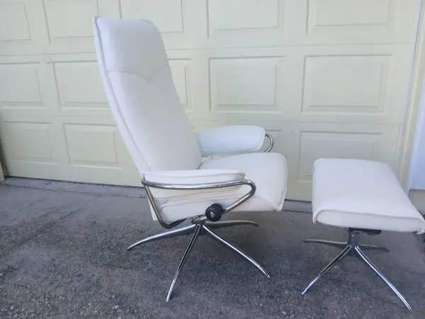 EKORNES STRESSLESS RECLINER AND OTTOMAN - STAR BASE