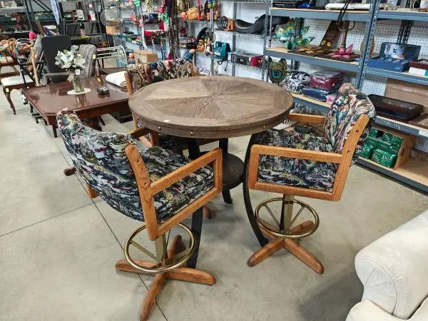 Bar Style Round Table With 3 Barstools