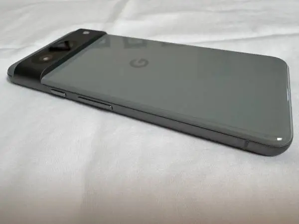 Google Pixel 8 128GB Hazel with Google case