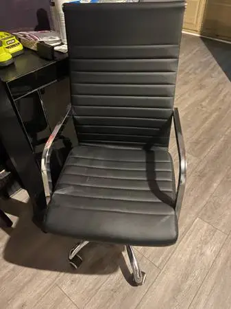 The contemporary black desk chair