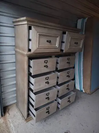 🟡 bigger and tall dresser with 10 huge drawers in good working condition 🟡