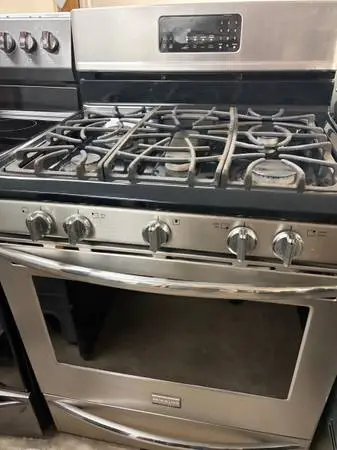 GAS Frigidaire Convection Stainless 5 Burner Stove