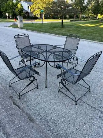 Vintage Wrought Iron Oval Patio Table w Chairs