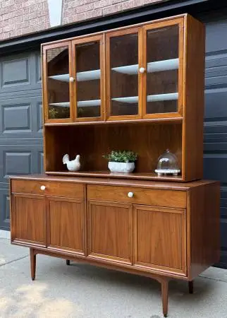 Beautiful Drexel credenza  with hutch