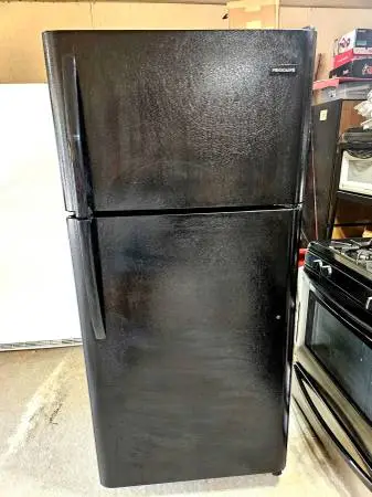 Frigidaire fridgeblack freezer on top plugged in working READ ad