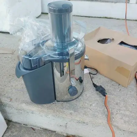 Bella high powered juicer with accessories, New in box $65