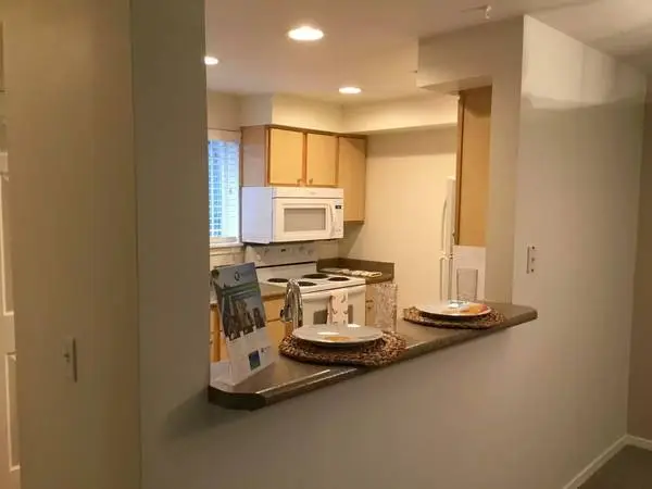 Beautiful 1000 Sq Foot 2 bed / 1 bath in peaceful quiet neighborhood