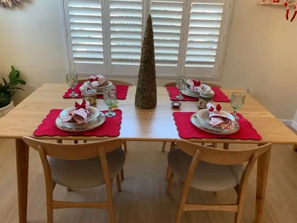 Solid American oak kitchen table and chair set (4)