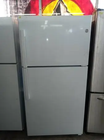 ★GE White Top Freezer Refrigerator