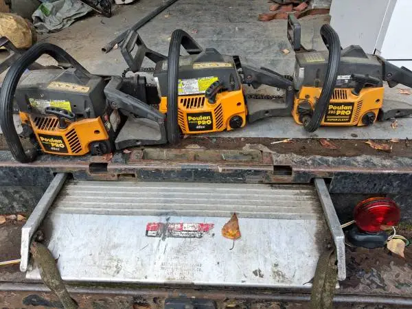 3 poulan chainsaws