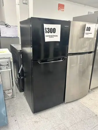 Frigidaire Refrigerator New scratch and dent