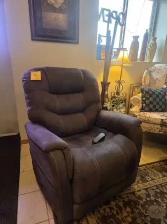Like New Ashley Electric Lift Chair