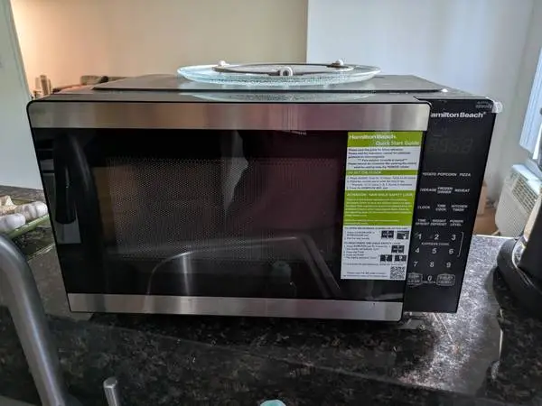 Hamilton Beach 0.9 Cu ft Countertop Microwave Oven
