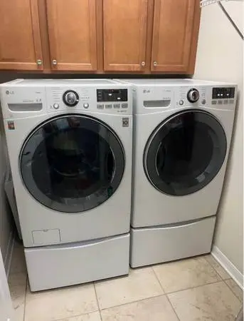 LG washer and dryer with pedestals