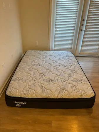 Sleepys bu Sealy queen matress