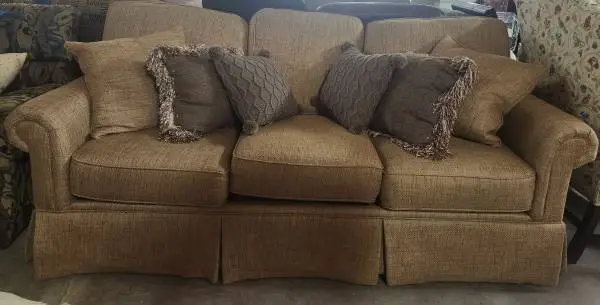 Havertys Traditional Sofa with Rolled Arms & Skirt