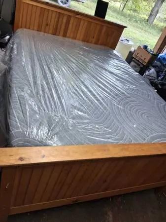 Queen wood bed complete excellent condition