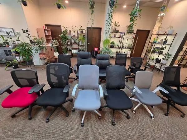 🪑 Huge Selection of Office Chairs – Test Chairs Before You Buy