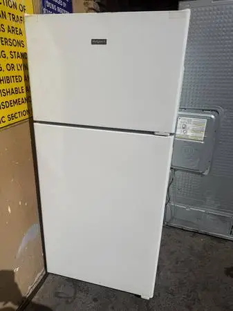 16 cu ft Hot point refrigerator top freezer