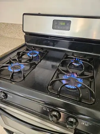 Frigidaire gas stove black/stainless steel working great