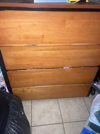 4 drawer dresser in excellent condition