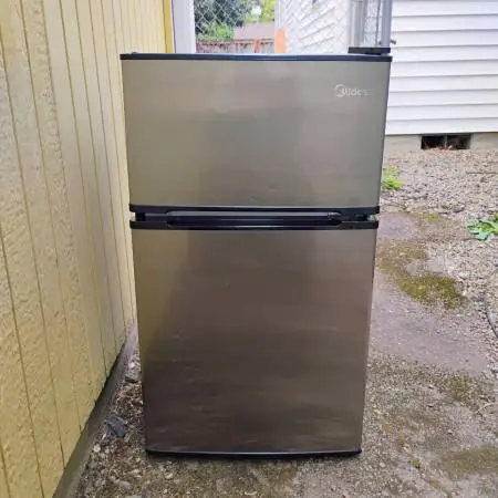 MIDEA MINI FRIDGE WITH FREEZER, 3.1 CU. FT,