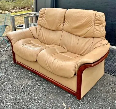 Norwegian Leather 2 seater SOFA - LOVESEAT by EKORNES - Norway // super clean