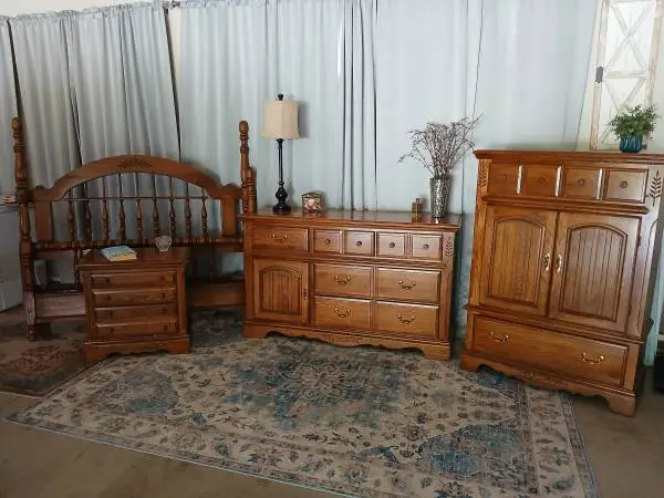 Beautiful , solid wood , oak bedroom , set queen or full excellent con