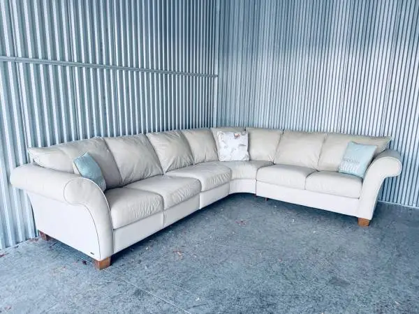 Upscale Natuzzi Italian Leather Modular Contemporary Coastal Sectional Sofa