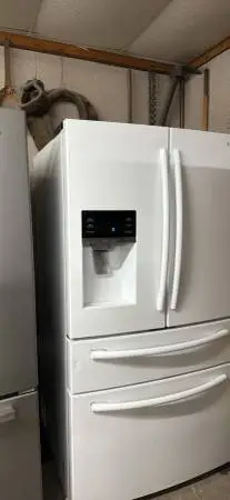 Samsung 28.9 ft.³ French 4 Door Refrigerator Working Ice Guaranteed