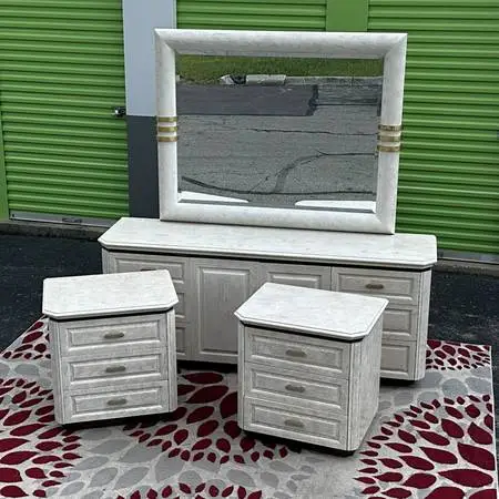 BEAUTFUL BEDROOM DRESSER SET ---HENREDON---