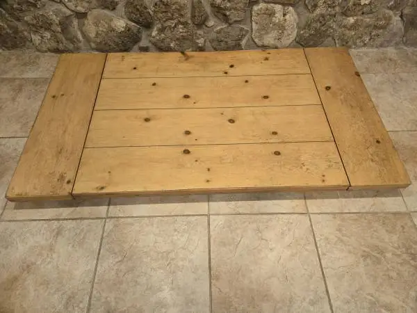 Durable large wooden expandable table with leaves